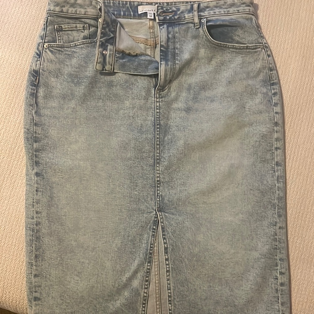 Gorgeous loft stretchy denim, light wash pencil skirt